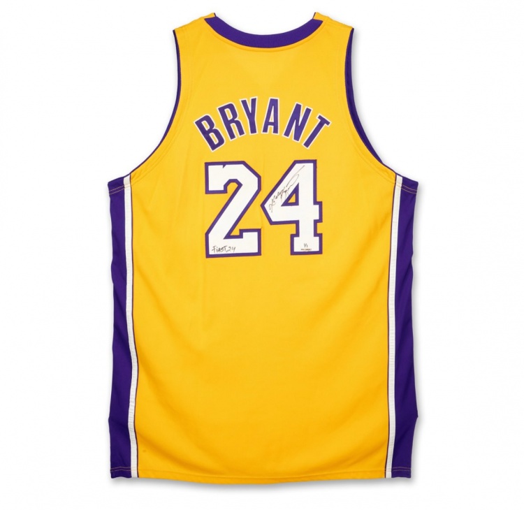 科比首件亲穿24号球衣拍出88.9万美元 06年曾以10000美元出售